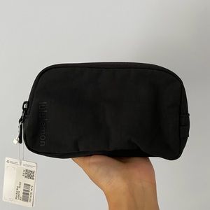 Lululemon everywhere belt bag black